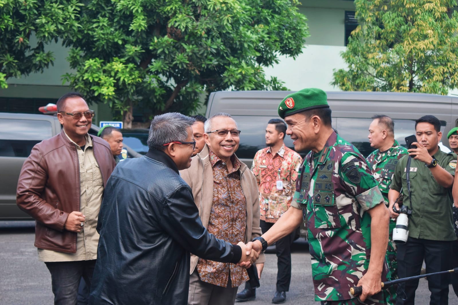 Komandan Korem 043/Garuda Hitam, Brigjen TNI Rikas Hidayatullah, S.E., M.M., menerima kunjungan kerja anggota Komisi I DPR RI yang dipimpin oleh Dr. Dave Akbarshah Fikarno Laksono, M.E., pada Jumat (4/7/2025).