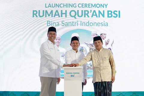 (kiri-kanan) Direktur Utama BSI Anggoro Eko Cahyo (berlaku efektif setelah lulus fit and proper OJK), Wakil Gubernur Aceh Fadhlullah, dan Ketua Majelis Permusyawaratan Ulama Aceh Tgk. H. Faisal Ali saat meresmikan Rumah Qur’an Bina Santri Indonesia (Rumah Qur’an BSI) di Aceh. Foto: Dok. BSI
