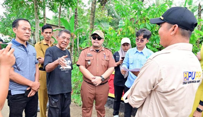 Aksi Sukarela Warnai Perawatan Jembatan Rusak di Merbau Mataram, Camat: Sudah Masuk Agenda Perbaikan Tahun Ini